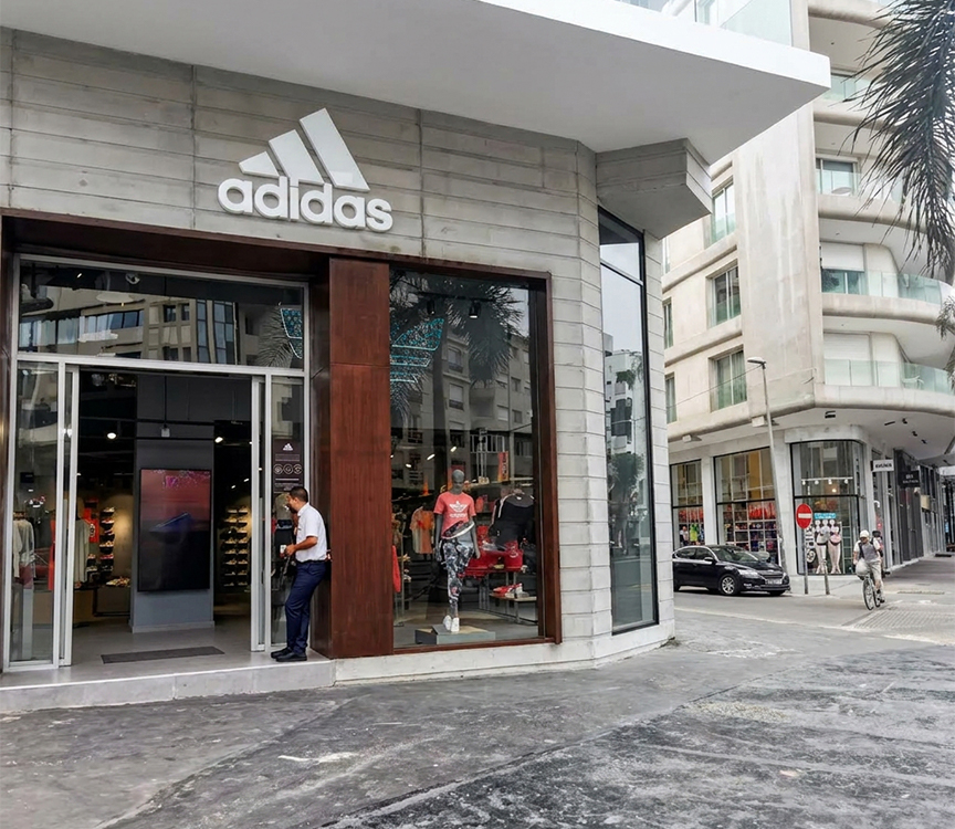 Habillage en Acier Corten autour de l’entrée et de la vitrine d’une boutique contemporaine
