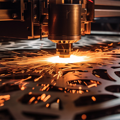 Machine de découpe laser CNC réalisant des motifs sur une plaque en acier Corten au Maroc