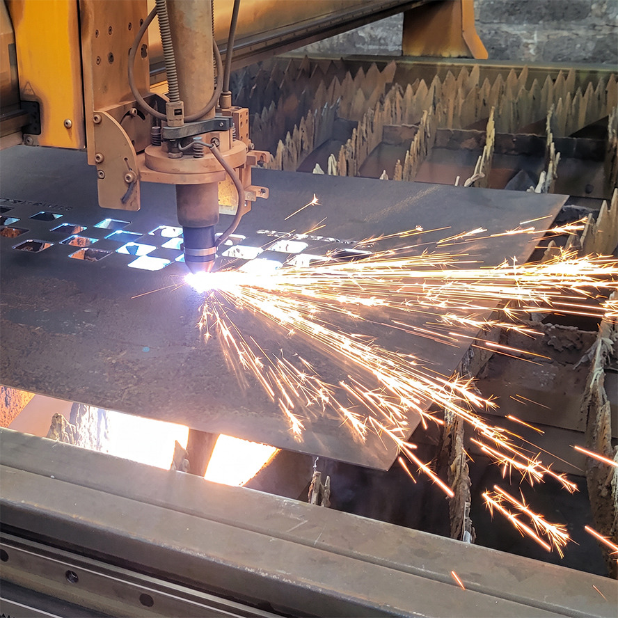 Machine de découpe plasma CNC travaillant une plaque en acier Corten au Maroc