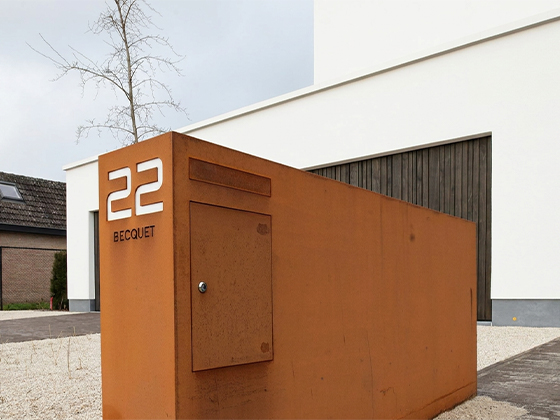 Muret d’entrée en acier Corten avec boîte aux lettres intégrée et numéro de maison