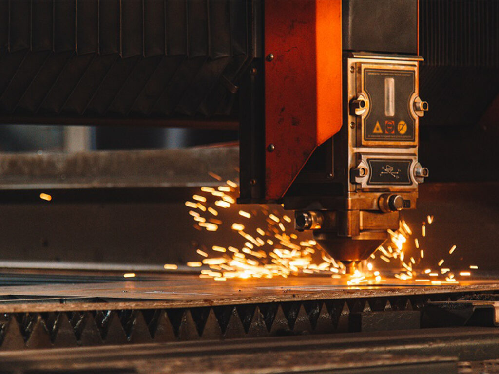 Découpe laser haute précision d’une plaque en acier Corten sur mesure dans un atelier spécialisé