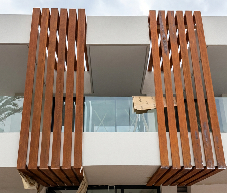 Lames verticales en acier Corten sur mesure installées sur la façade contemporaine d’une villa
