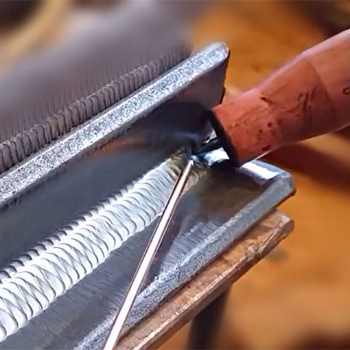 Soudure TIG de précision sur une structure en acier Corten sur mesure