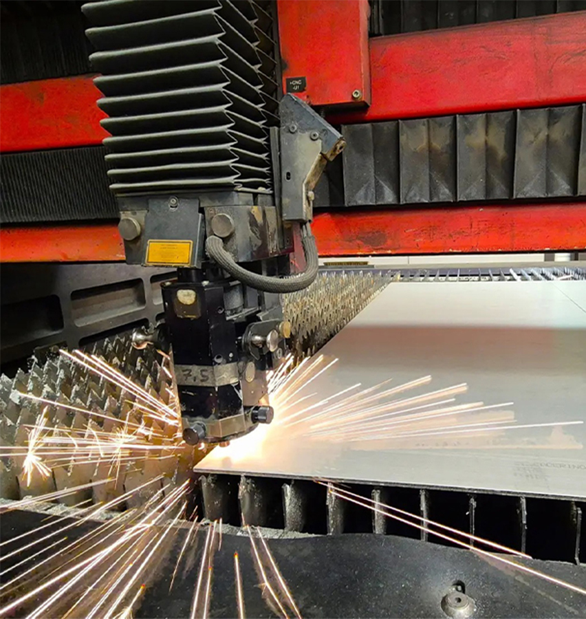 Machine de découpe laser travaillant une plaque métallique dans un Atelier acier Corten