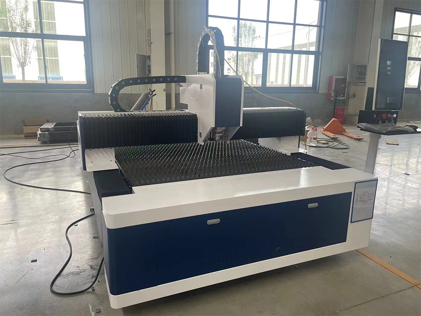 Machine de découpe laser CNC installée dans un Atelier acier Corten pour la fabrication de pièces métalliques sur mesure
