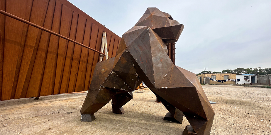 Sculpture de gorille polygonale en cours de fabrication dans un Atelier acier Corten