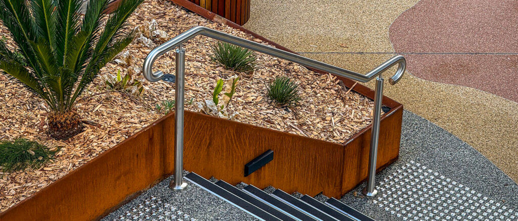 Fabrication acier Corten Maroc de bordures paysagères sur mesure autour d’un escalier extérieur