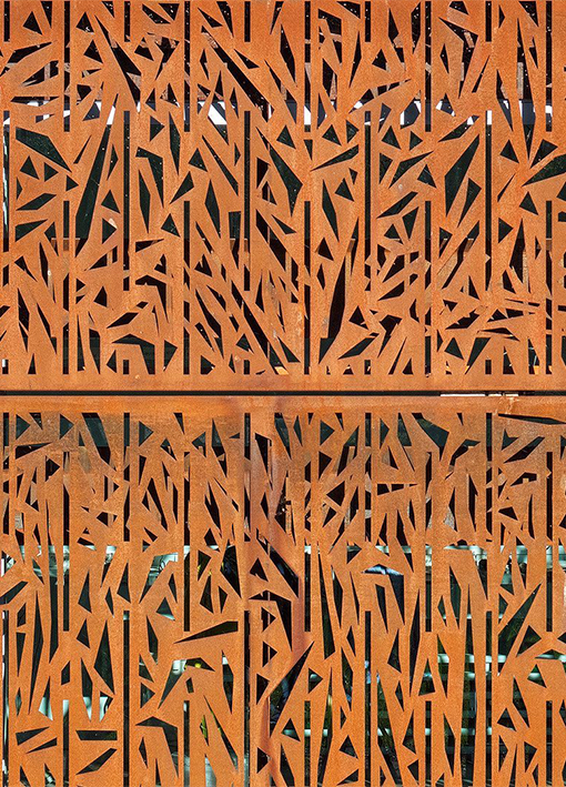 Fabrication acier Corten Maroc d’un claustra décoratif ajouré avec motifs géométriques découpés au laser