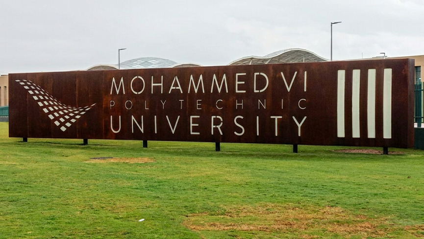 Fabrication acier Corten Maroc d’une enseigne monumentale pour l’Université Mohammed VI Polytechnique