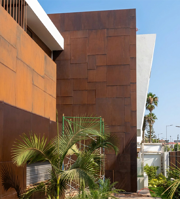 Fabrication acier Corten Maroc d’un habillage de façade composé de panneaux métalliques patinés sur mesure