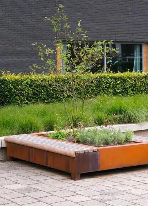 Fabrication acier Corten Maroc d’une jardinière paysagère avec banc en bois intégré