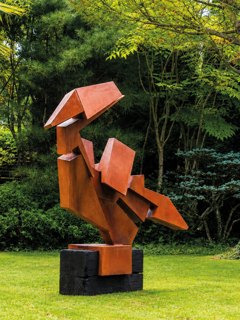 Fabrication acier Corten Maroc d’une sculpture abstraite monumentale installée dans un jardin paysager