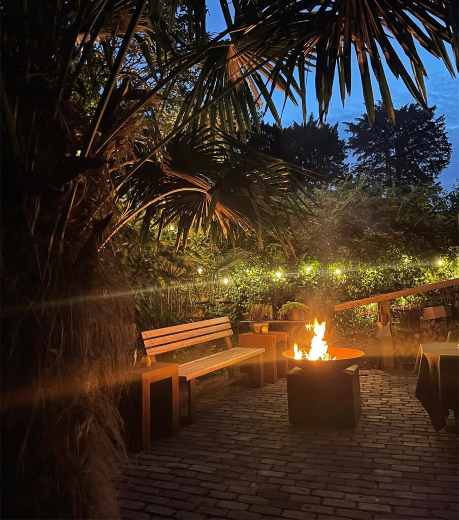 Brasero extérieur réalisé dans le cadre d’une Fabrication Corten sur mesure pour un jardin aménagé