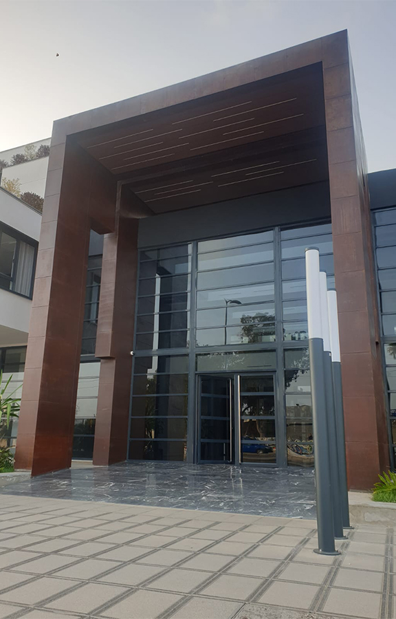 Entrée monumentale habillée d’acier dans le cadre d’une Fabrication Corten sur mesure