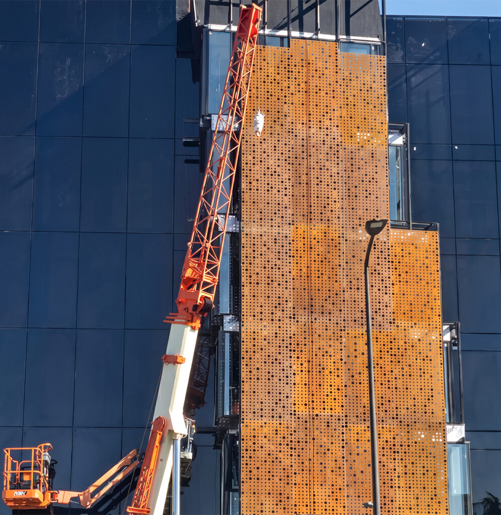 Fabrication Corten sur mesure de panneaux perforés installés sur la façade d’un bâtiment contemporain