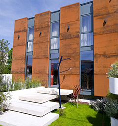 Façade contemporaine habillée de panneaux verticaux dans le cadre d’une Fabrication Corten sur mesure