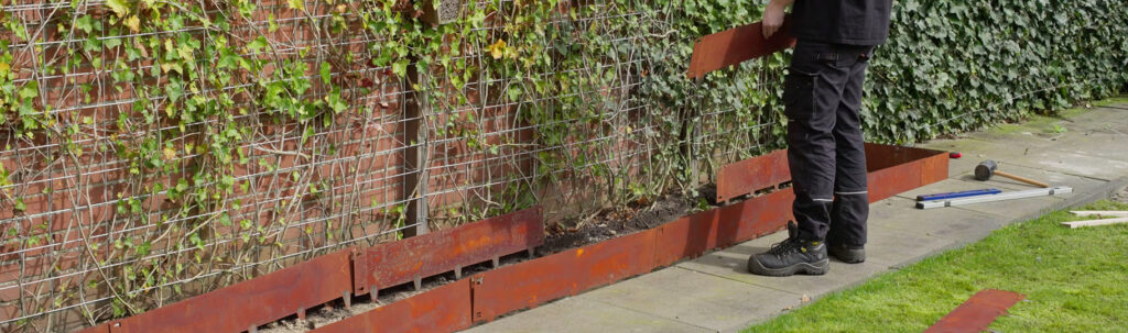 Installation de bordures de jardin réalisée dans le cadre d’une Fabrication Corten sur mesure