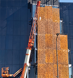 Installation de panneaux perforés en façade dans le cadre d’une Fabrication Corten sur mesure