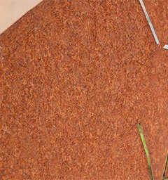 Détail de la patine naturelle d’une plaque utilisée pour la Fabrication Corten sur mesure