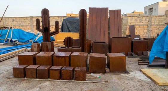 Fabrication Corten sur mesure de jardinières, structures et éléments décoratifs préparés en atelier