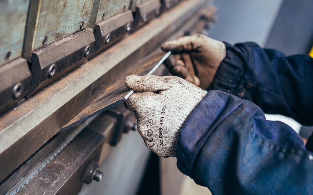 Fabrication Corten sur mesure avec pliage précis d’une tôle métallique sur une presse plieuse