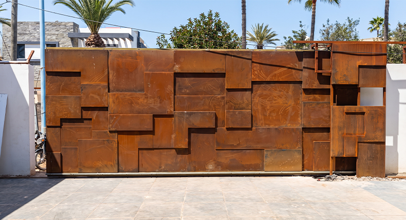 Portail géométrique en acier Corten réalisé dans le cadre d’une Fabrication Corten sur mesure