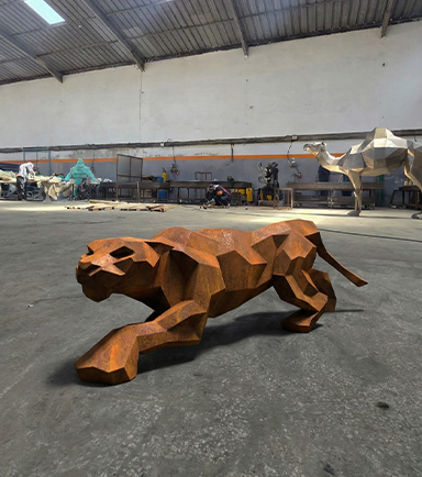 Sculpture de panthère polygonale réalisée en atelier dans le cadre d’une Fabrication Corten sur mesure