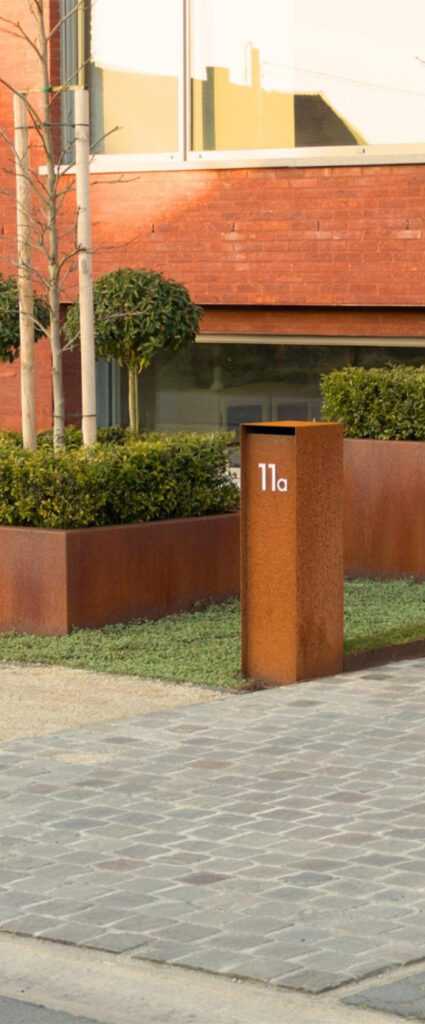 Totem d’adresse et jardinières réalisés dans le cadre d’une Fabrication Corten sur mesure